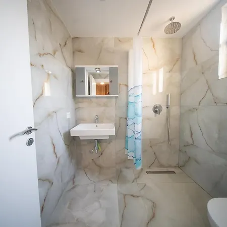Blue Wave 2br Apartment- Triple Swimming Pool